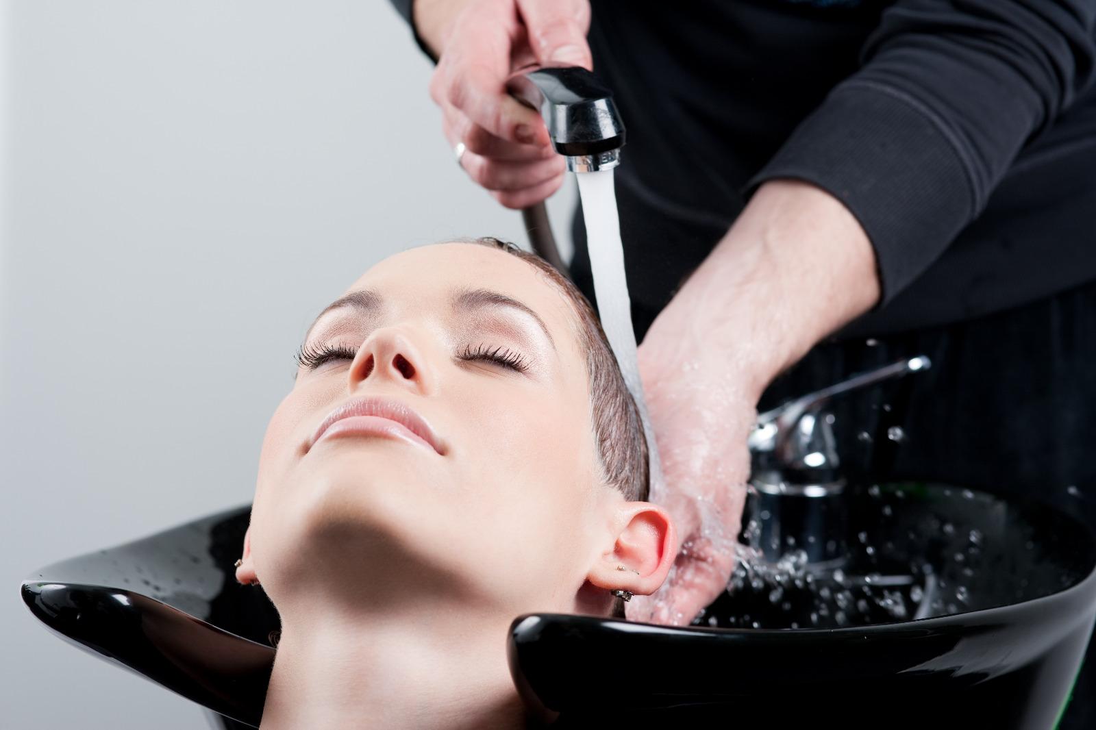 спа для волос. пилинг кожи головы в салоне. мытье волос в салоне. спа для волос. спа для волос.