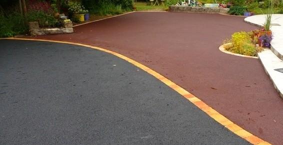 Enrobé noir et rouge