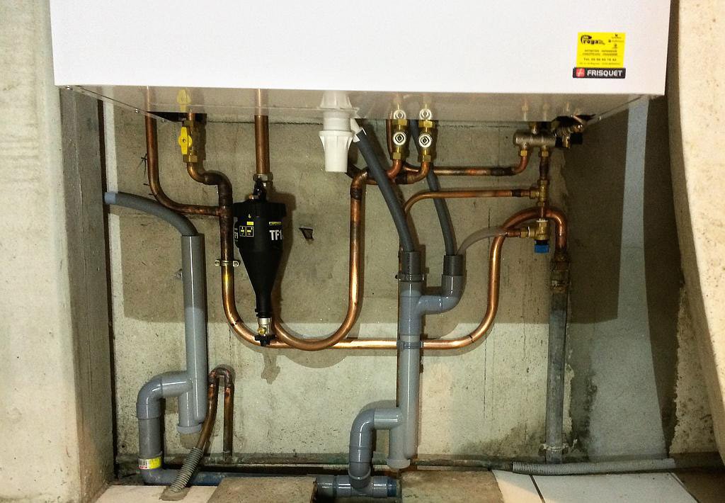 tuyauterie reliant la chaudière