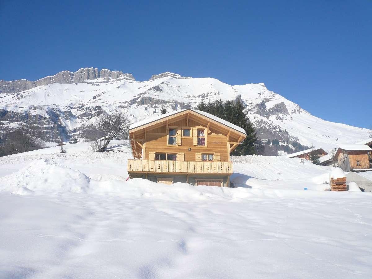 Un chalet en bois dans les montagnes