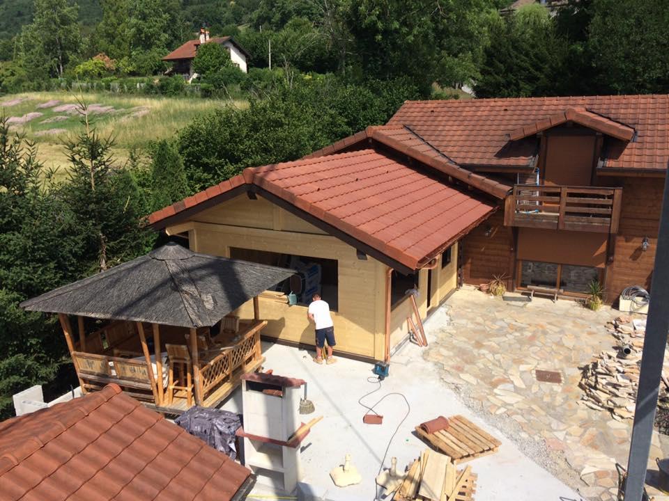 Une maison avec une toiture en tuiles