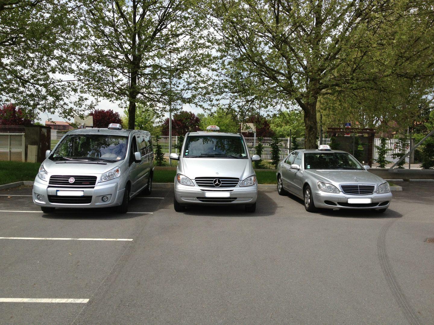 Trois véhicules gris nous faisant face