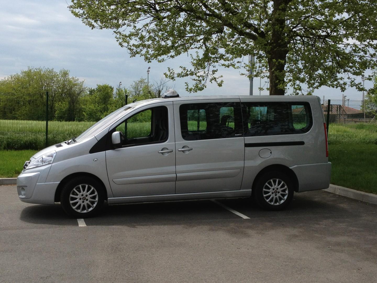 Taxi Dacia pouvant accueillir 8 personnes vu de côté