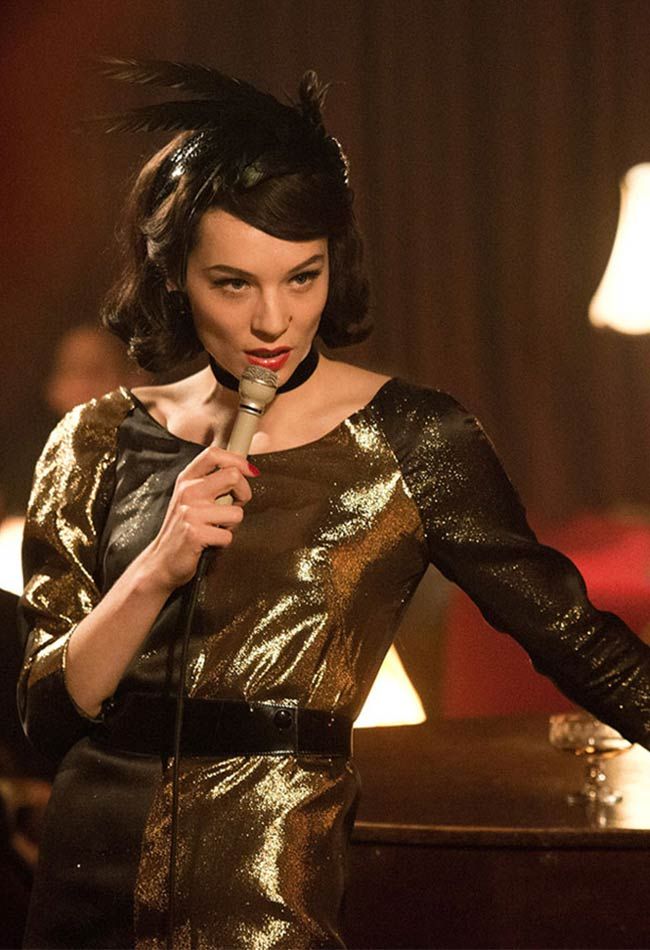 Sängerin in Burlesque-Bar Filmlocation Köln