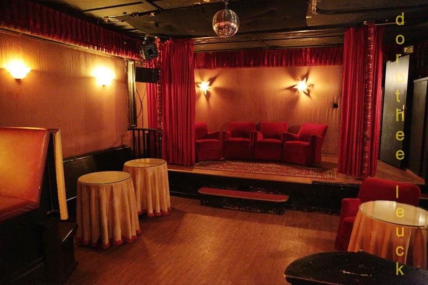 Ein Raum mit Tischen und Stühlen und einem Schild mit der Aufschrift „Ente“