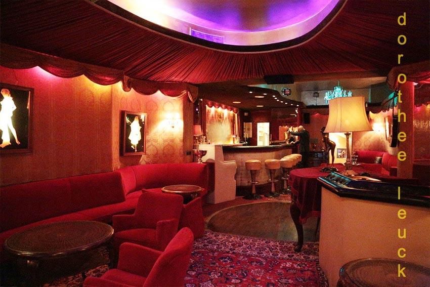 Ein schwach beleuchteter Raum mit einer violetten Decke und einem Schild mit der Aufschrift