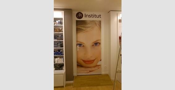 Final de la porte avec adhésif au dessus de la porte