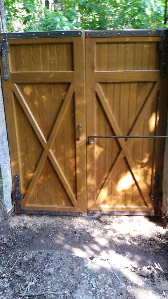 Portail et porte en bois