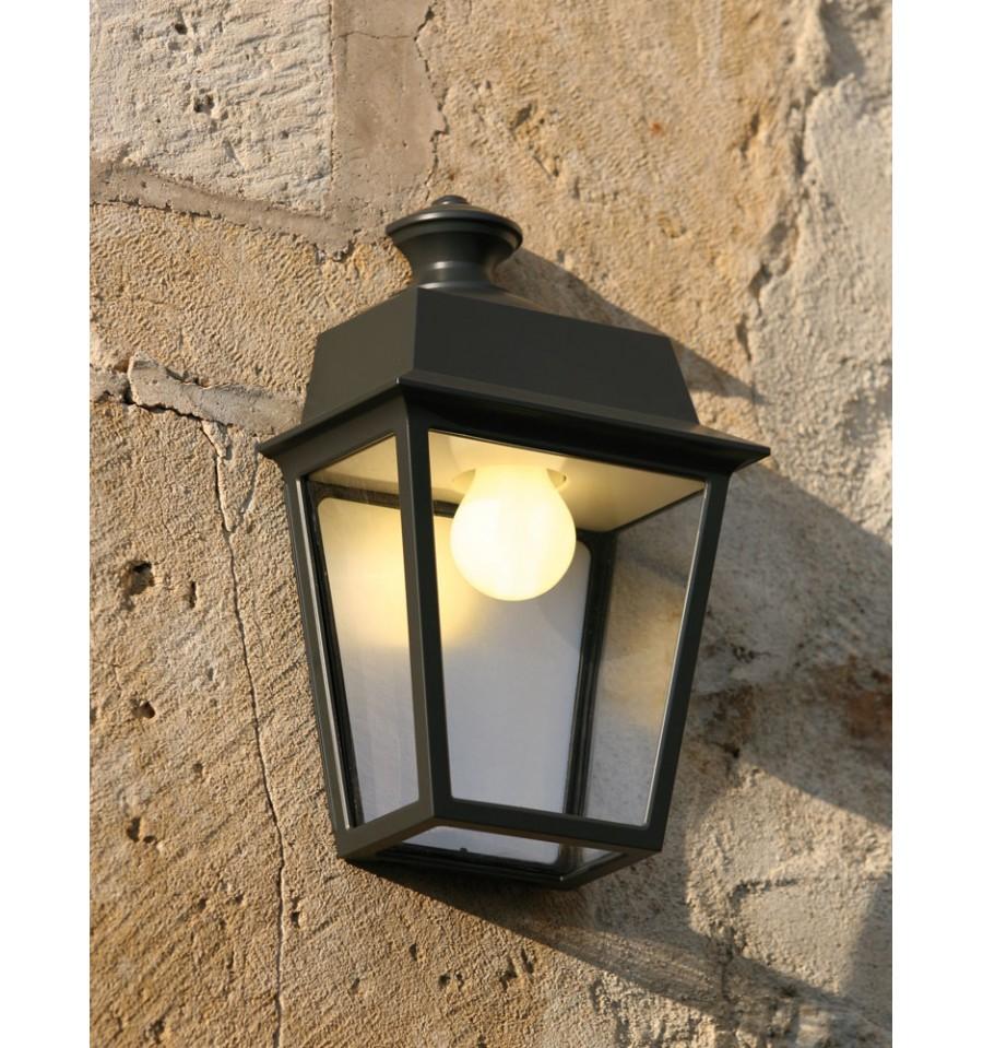 Applique en aluminium noir accrochée à un mur extérieur