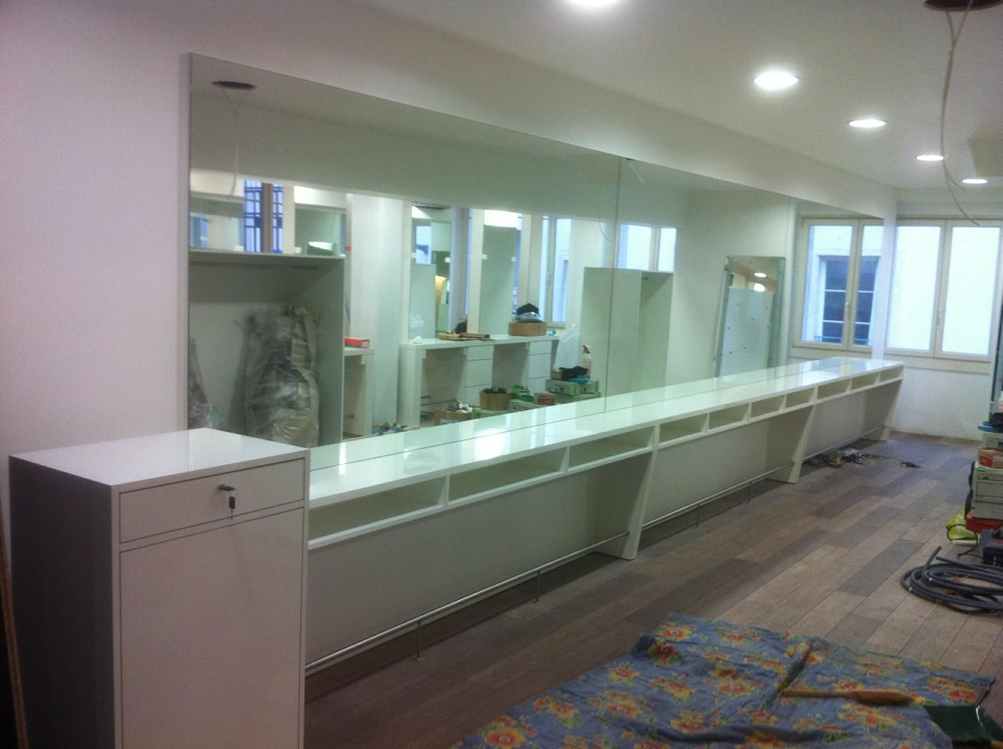 Poste de coiffure mural