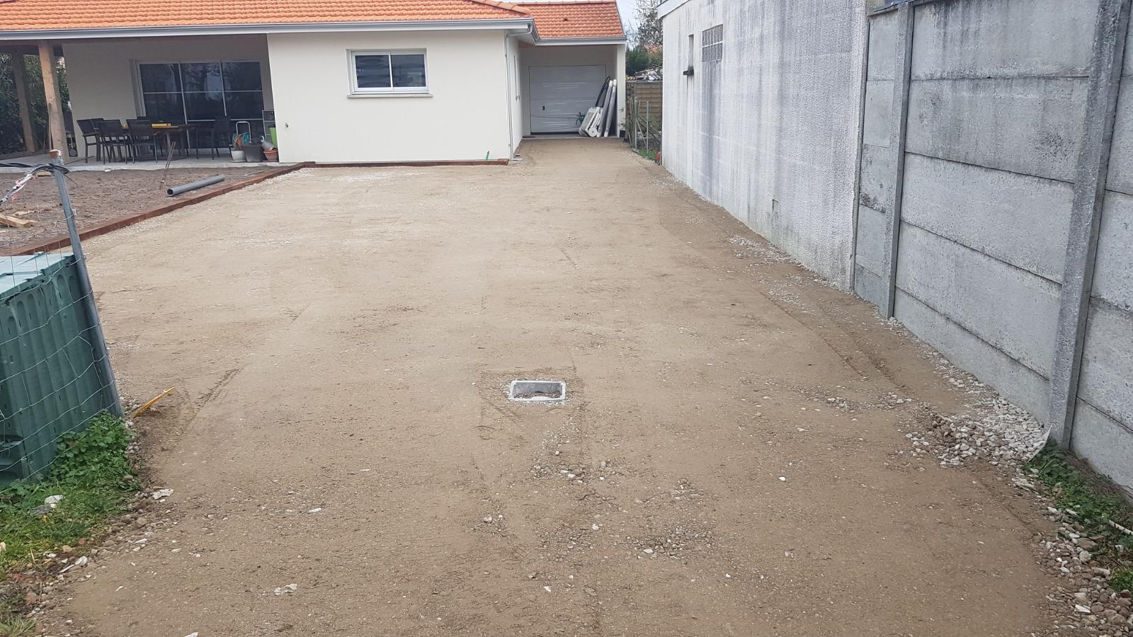 Chantier 024 pendant mise en place de traverse type chemin de fer et mise en place concassé