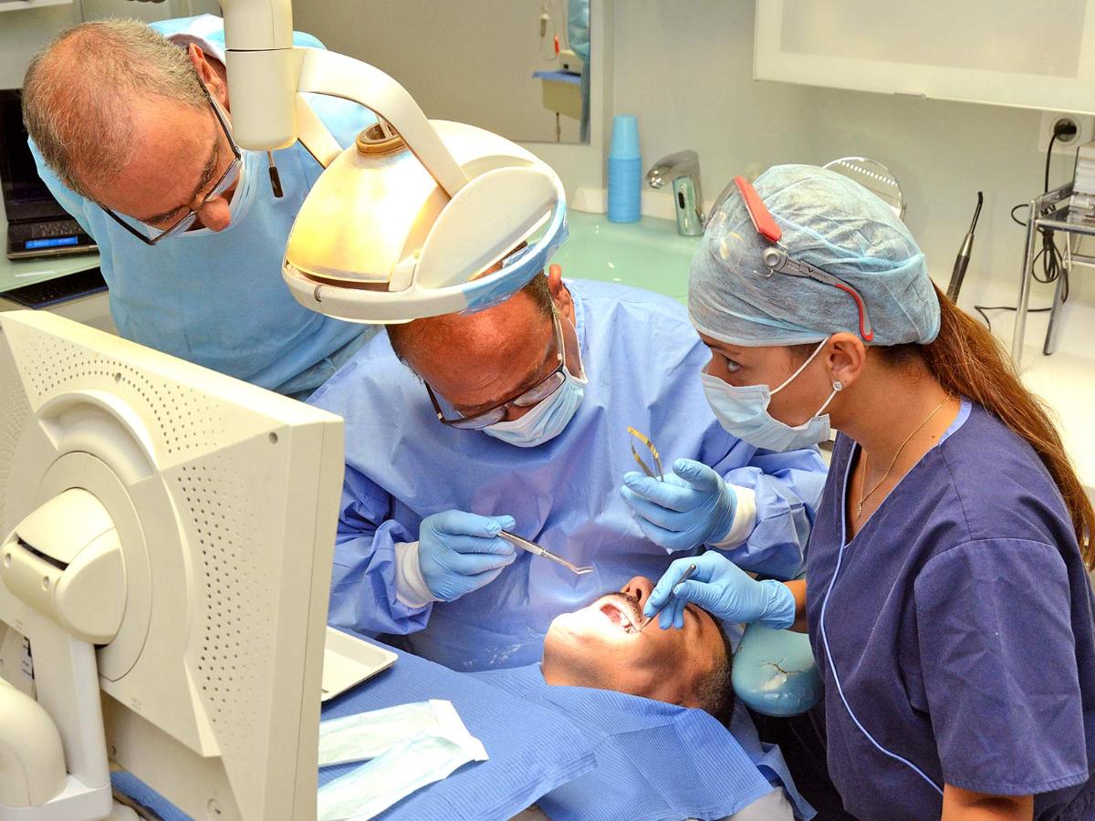 Le Docteur Bismuth, chirurgien dentiste à Paris