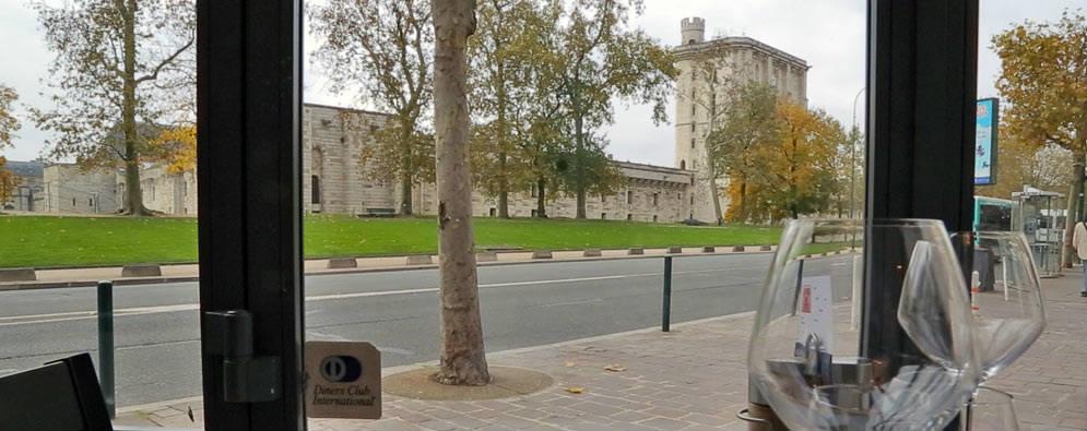 ... face au château de Vincennes