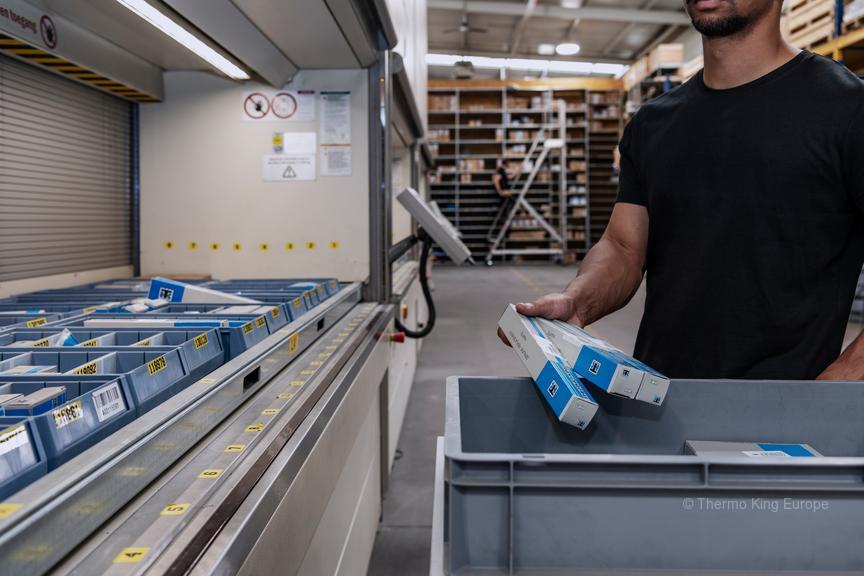 Intérieur de véhicule avec groupe frigorifique sur le toit, stationnée à l'intérieur.
