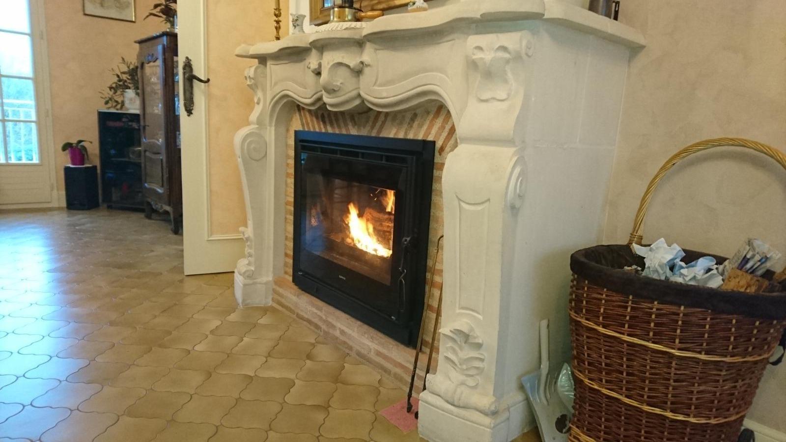 Cheminée en pierre de tuffeau avec insert