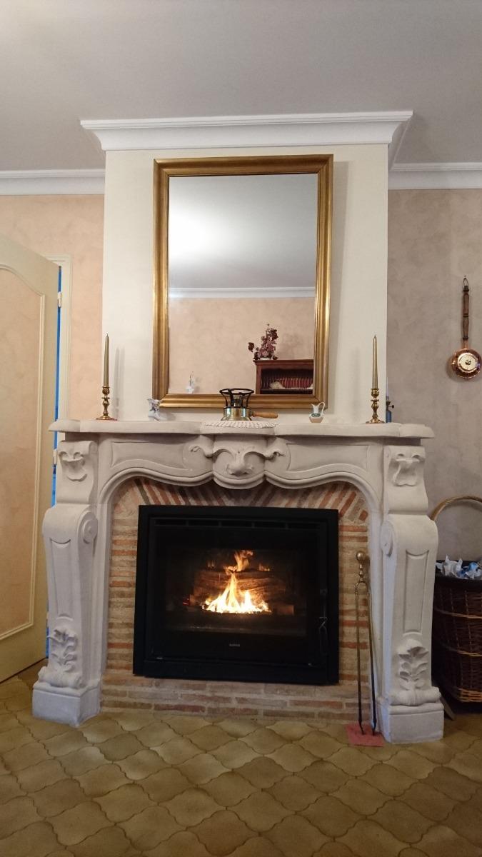 Cheminée ancienne avec insert à bois allumé 