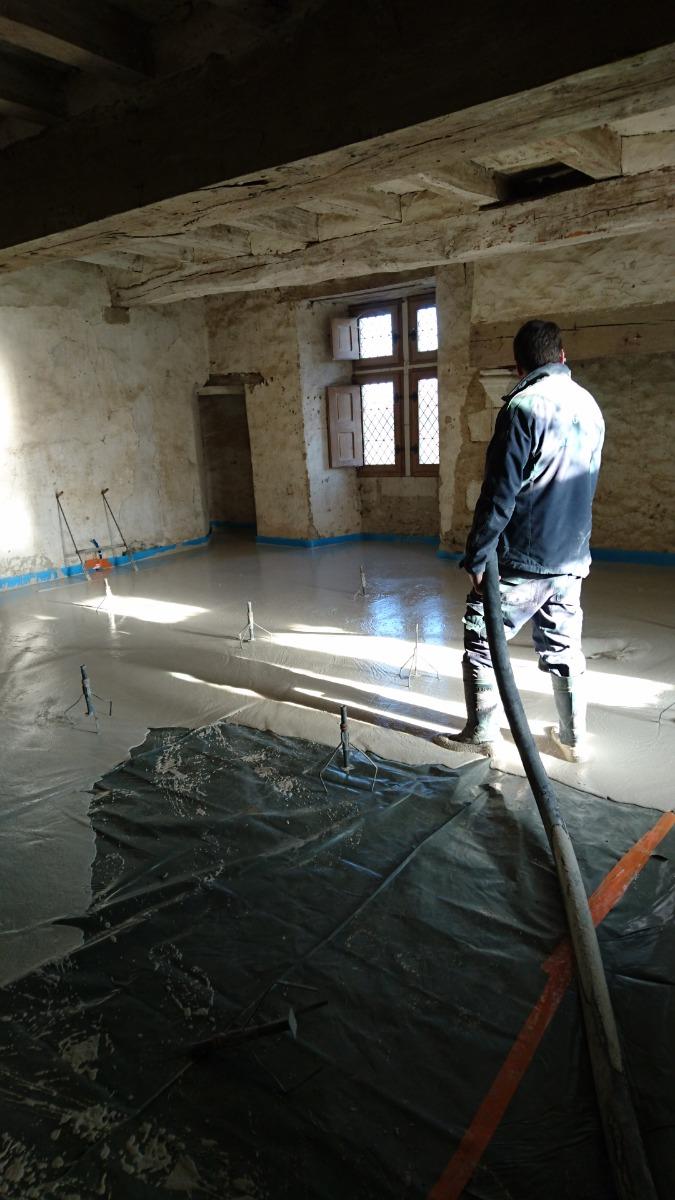 Travaux de coulage d'une chappe liquide