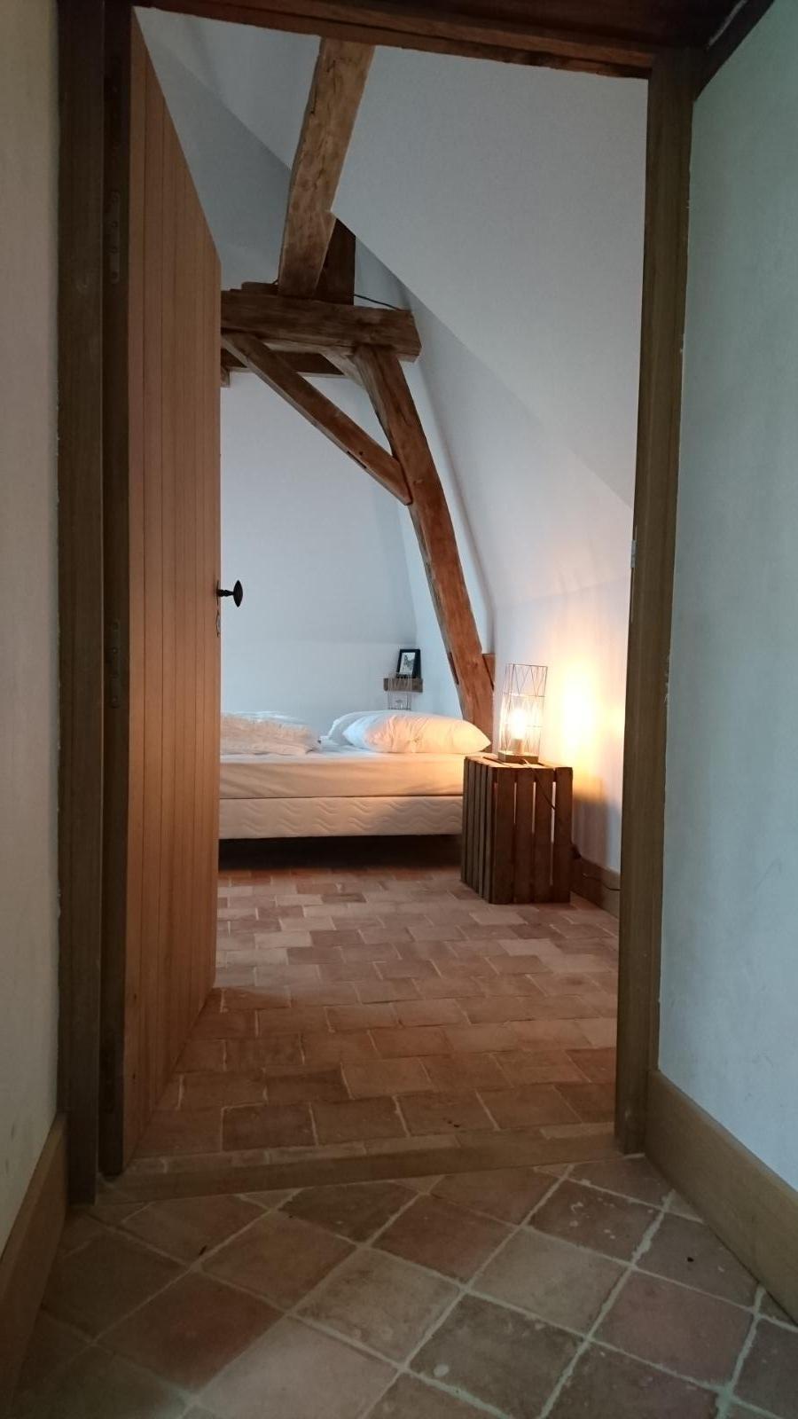 Chambre avec murs en plâtre