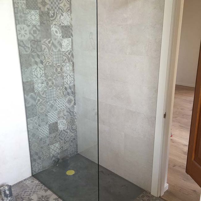 Deco-Vidre baño con mampara de cristal