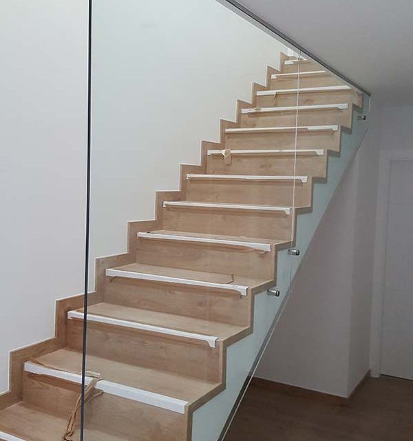 Deco-Vidre escaleras de madera con barandilla