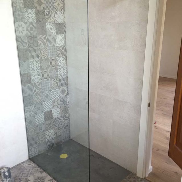 Deco-Vidre baño con mampara de cristal