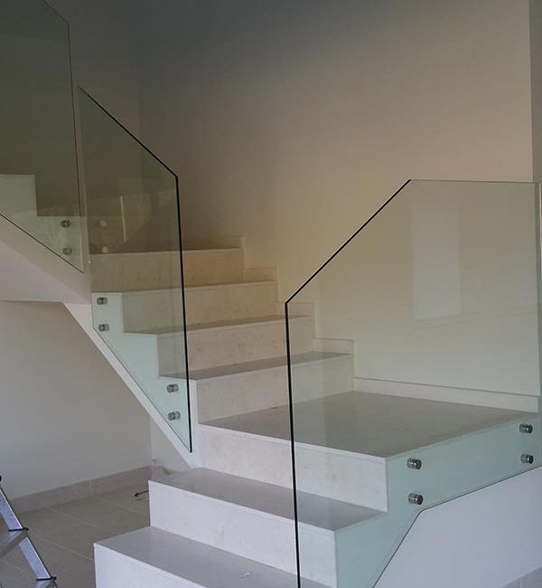 Deco-Vidre casa con barandilla de cristal