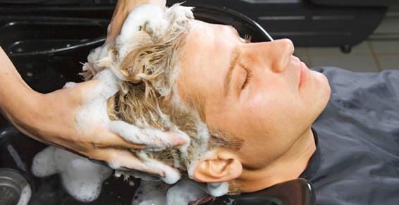 Shampoing sur un homme