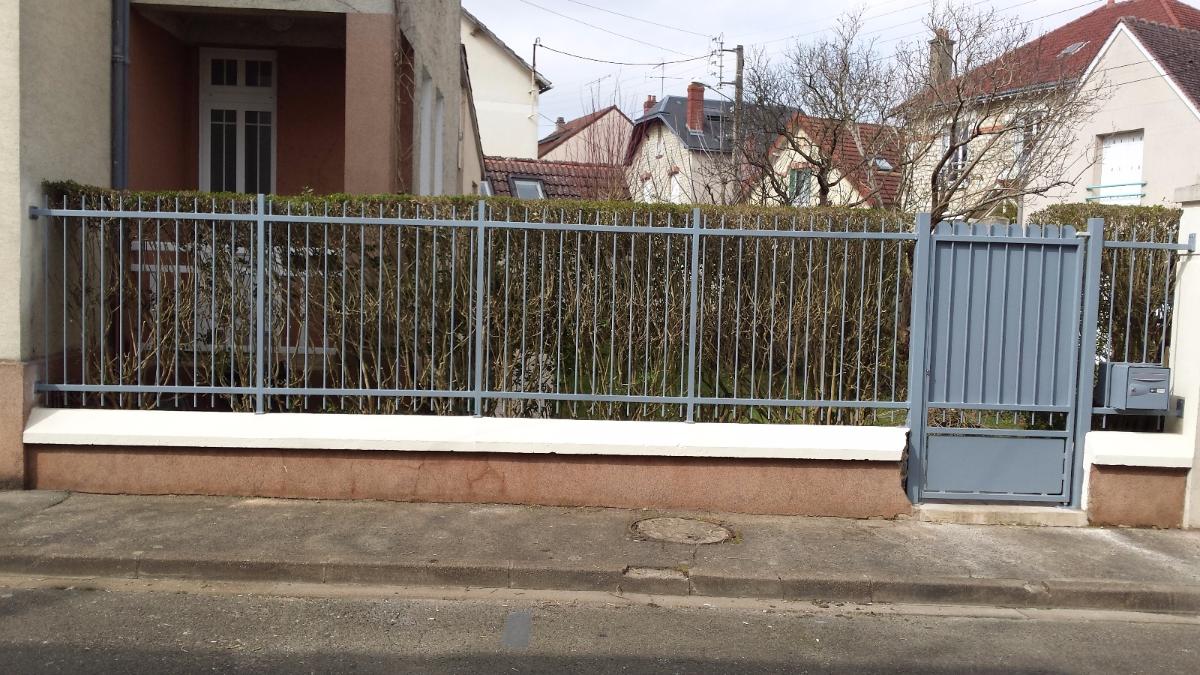 Portillon et clôture barraudés