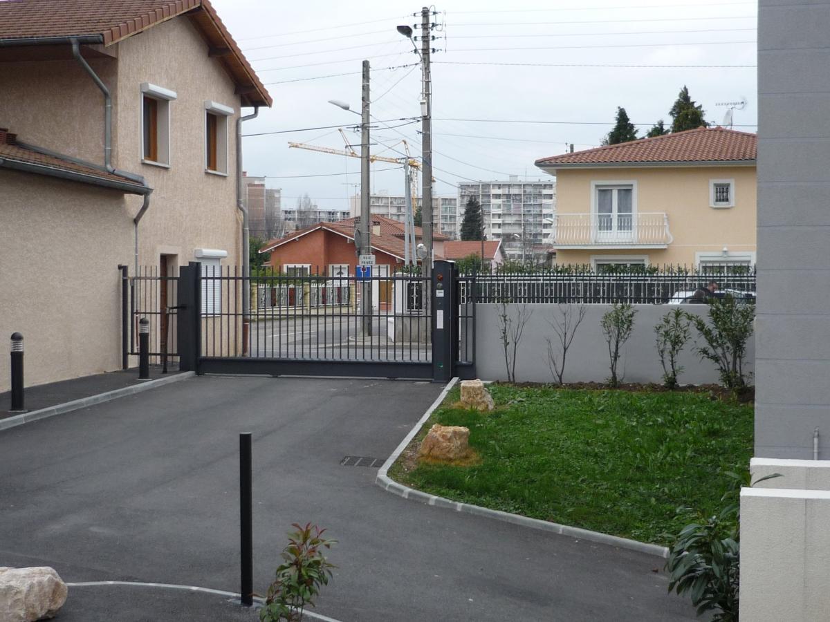 Copropriété portail motorisé