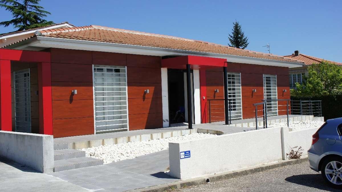 Un cabinet médical au mur rouge