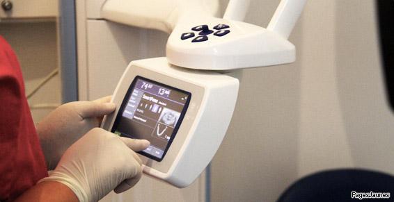 Un médecin observant des résultats sur un écran