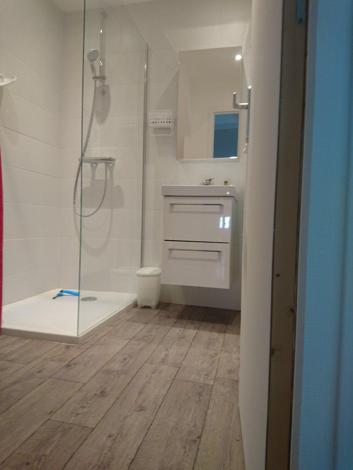 Revêtement de sol, faience sur les murs