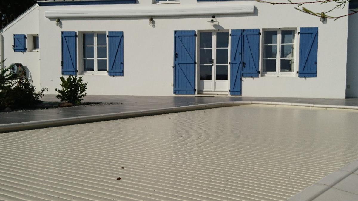 Piscine, ravalement de façade et volets.