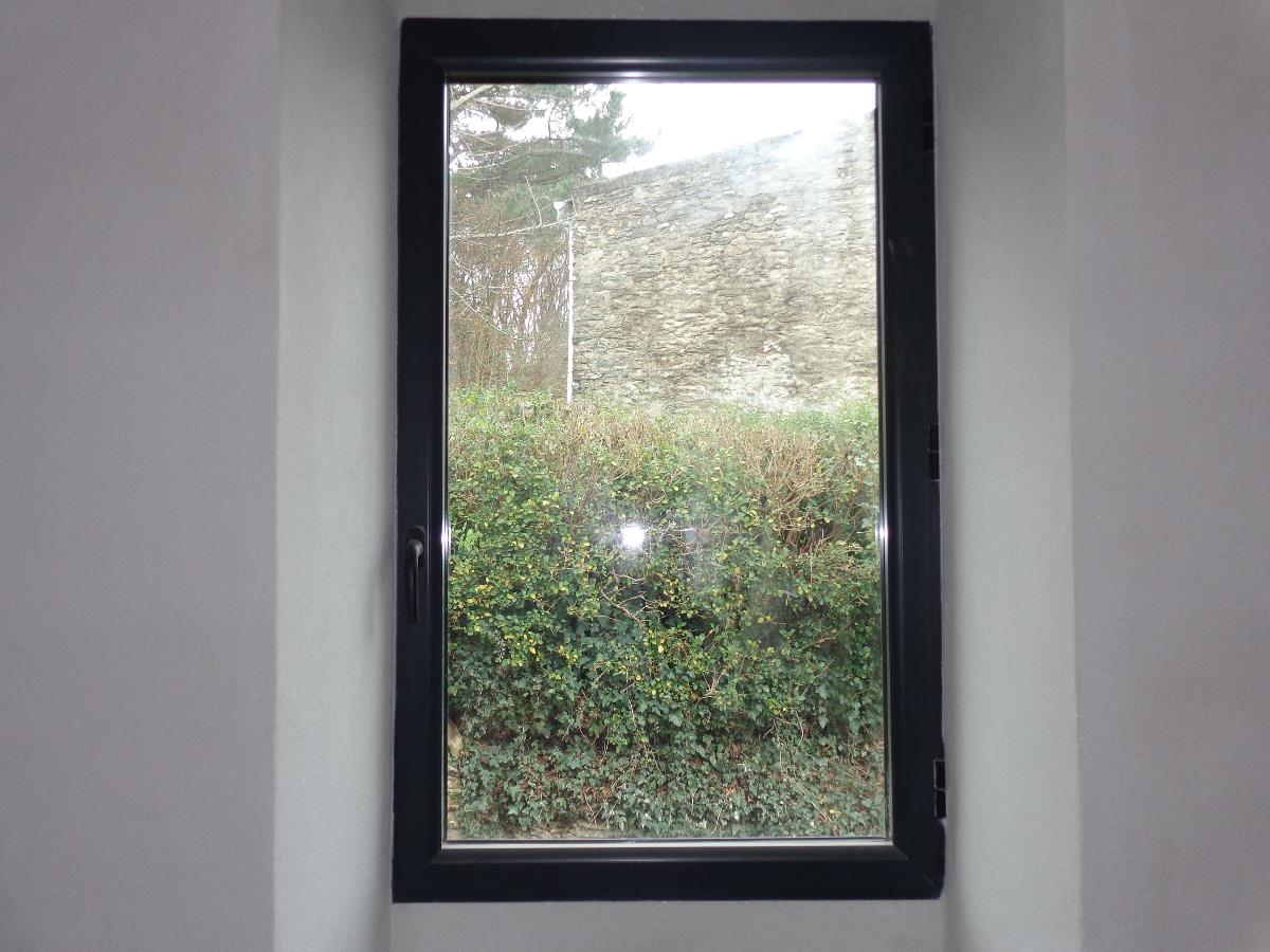 Fenêtre en aluminium et réfection d'enduit à la chaux