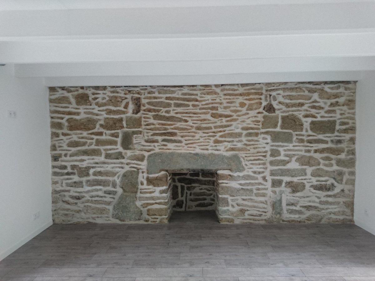 Jointoiement des pierres, revêtement de sol, peinture des poutres et plaques de platre au mur