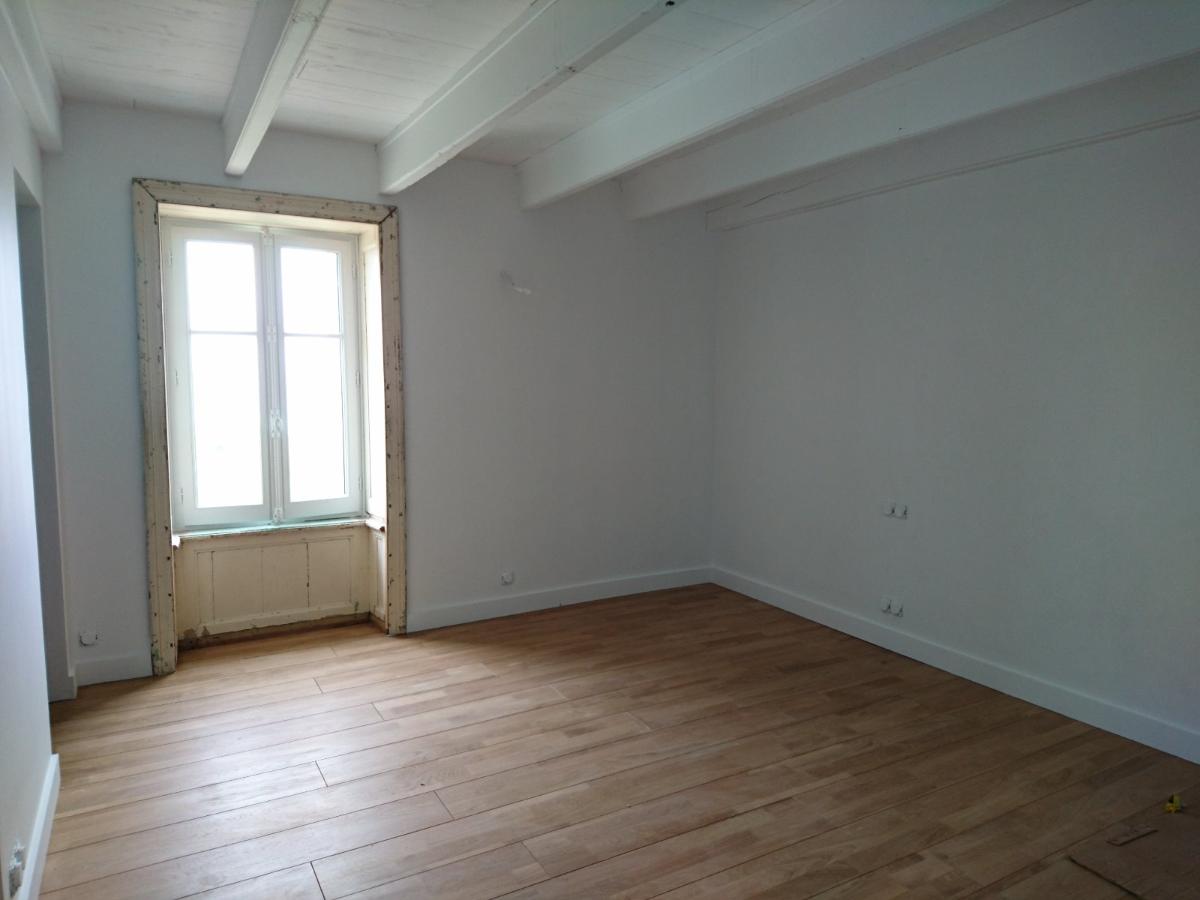 Parquet en chêne, enduit sur mur en pierres, fenêtre en bois