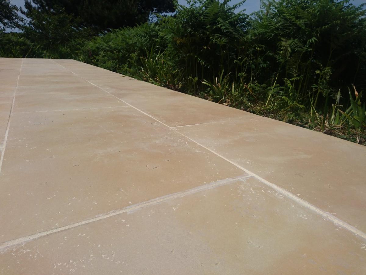 Terrasse en pierres reconstituées