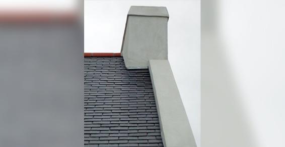 Enduit à la chaux et couverture ardoises, faitage terre cuite