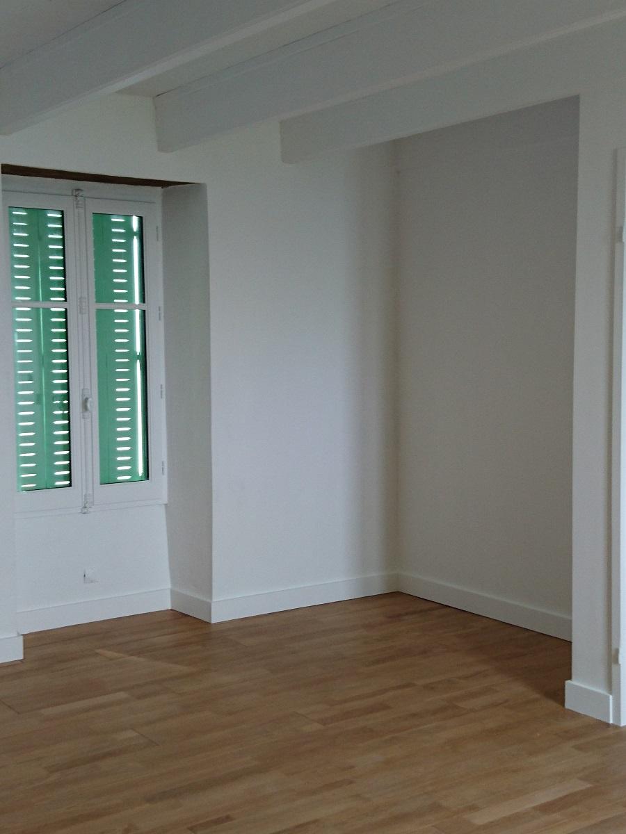 Parquet en chêne, cloison en plaque de platre, enduit sur mur en pierr