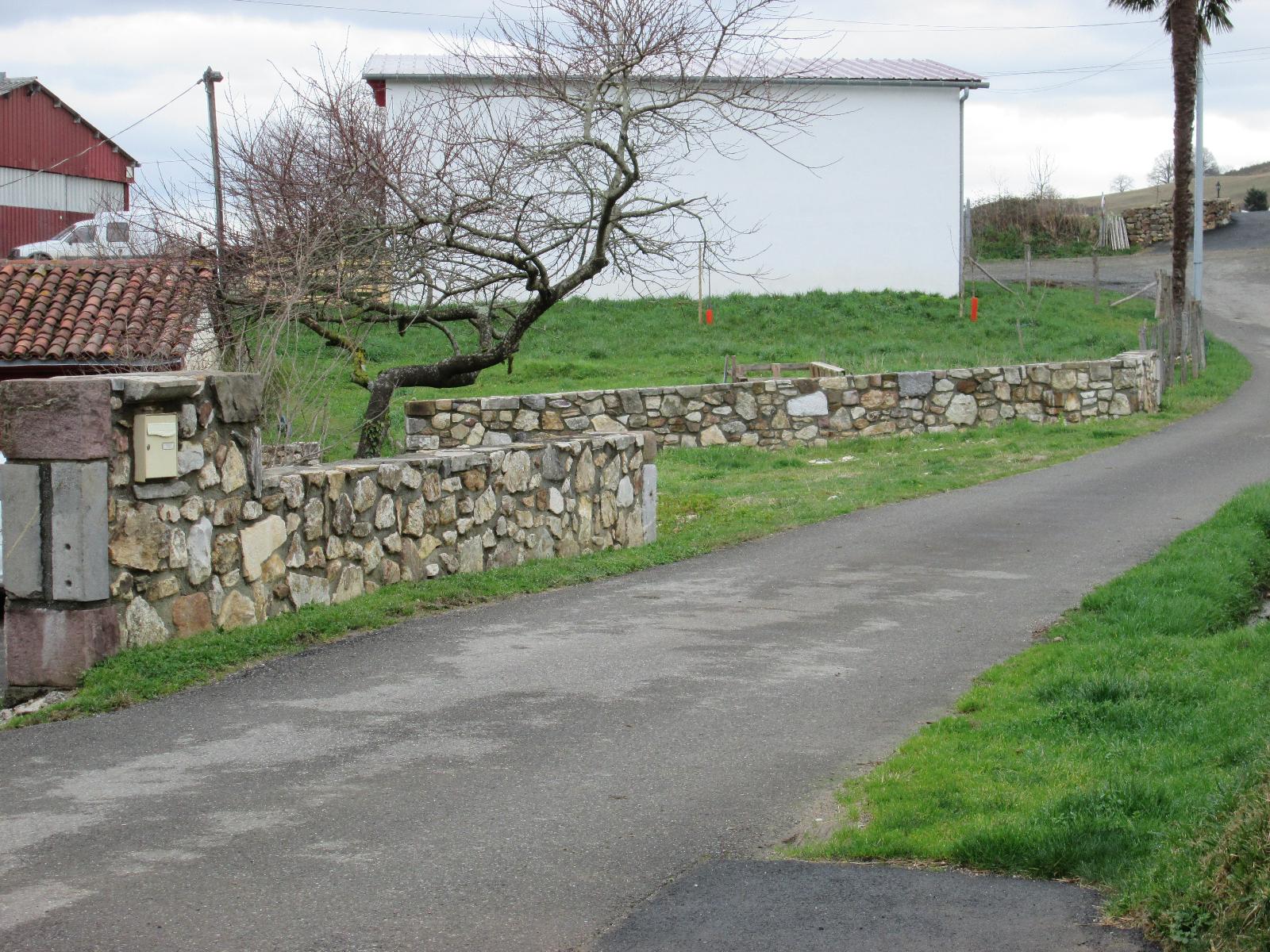 Mur de clôture en moellons de pierres