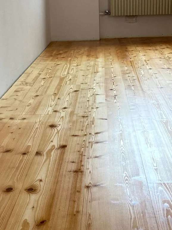Eine Nahaufnahme eines Holzbodens in einem Raum.
