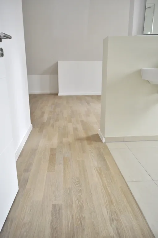 Ein Badezimmer mit einem Waschbecken und einem Holzboden