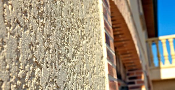 Enduit finition écrasé (Parex J20 jaune pâle) par Albi Façades