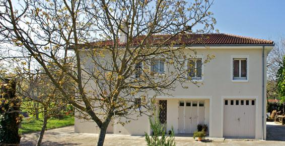 Maison rénovée en enduit finition projeté blanc par Albi Façades