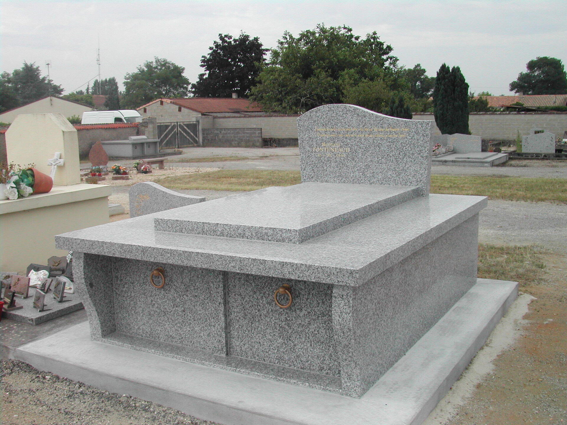 Gravures sur pierre tombale et monument funéraire à Barbezieux