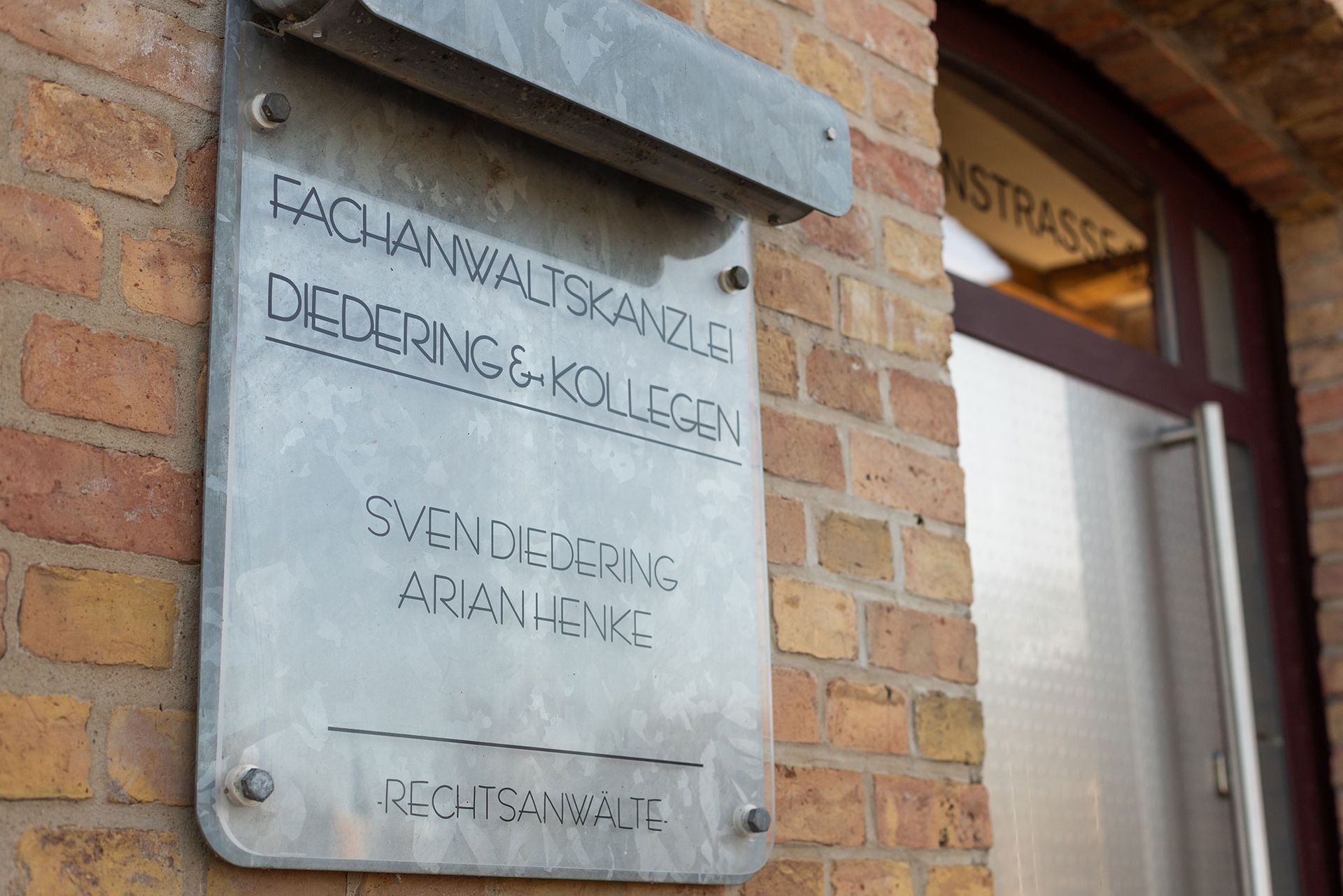 Ein Schild an einer Backsteinmauer sagt Fachanwaltskanzlei