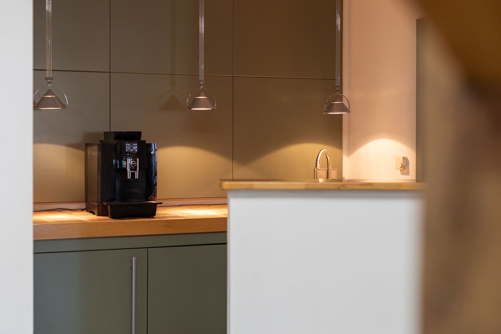 Eine Küche mit einer Kaffeemaschine auf der Theke.