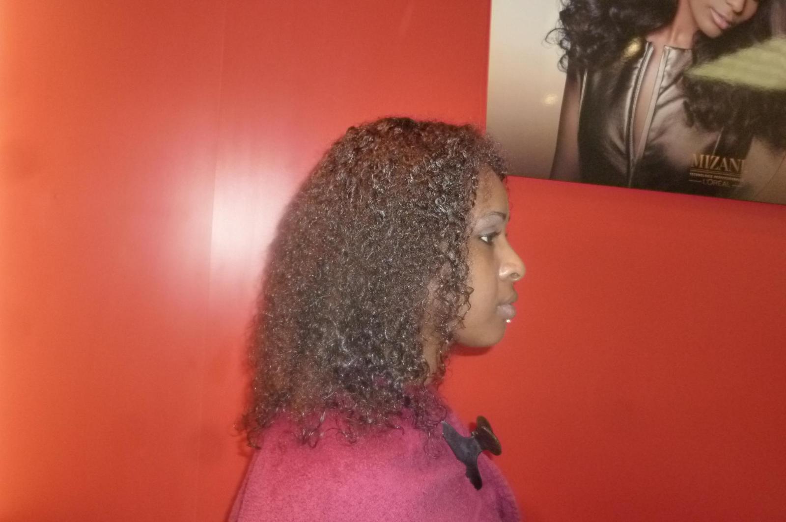 Le profil d'une cliente avec les cheveux frisés