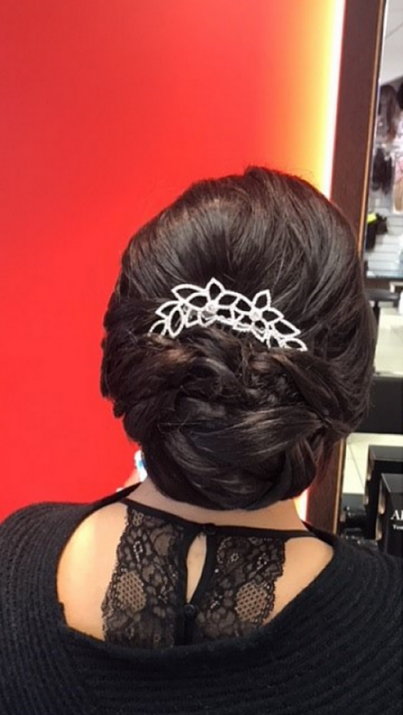 Une coiffure de mariée avec une barrette fleurie