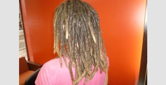 Des dreadlocks châtain clair
